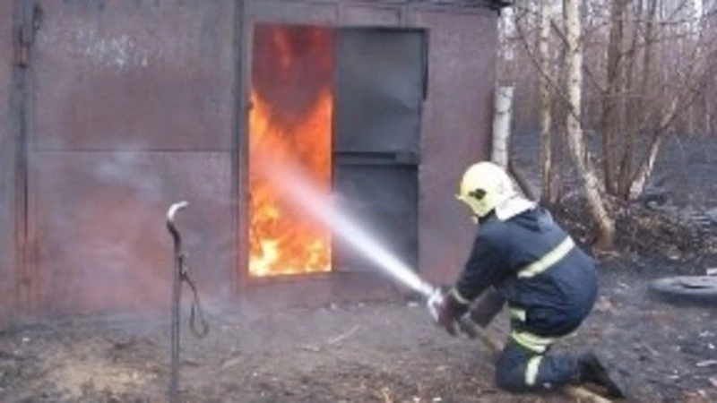 Пожарные потушили крышу гаража в Углегорском районе днем 21 декабря