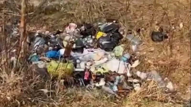 Место отдыха в Поронайском районе превратилось в стихийную свалку после майских праздников