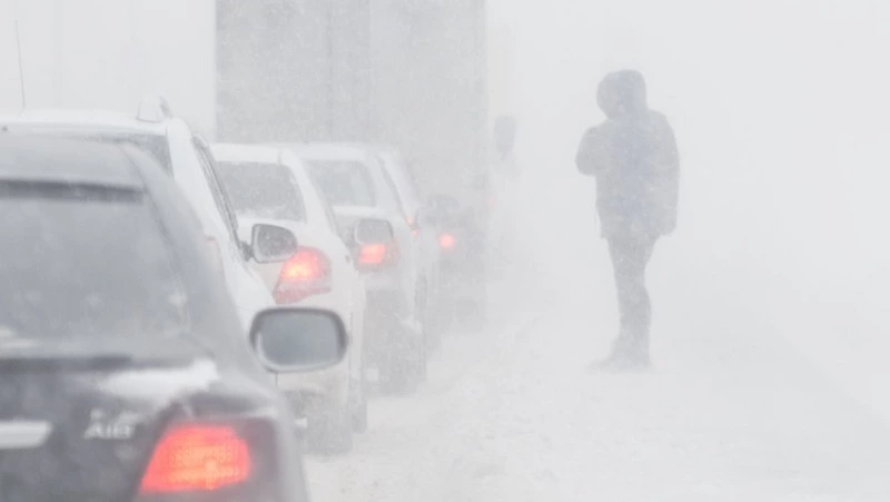 Синоптики: днем 15 декабря Южно-Сахалинск накроют сильный снег и ветер