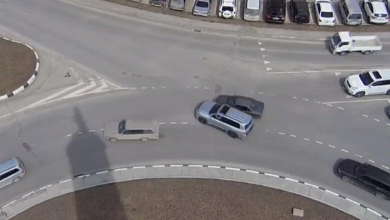 Второе за два часа ДТП произошло у стелы в Южно-Сахалинске