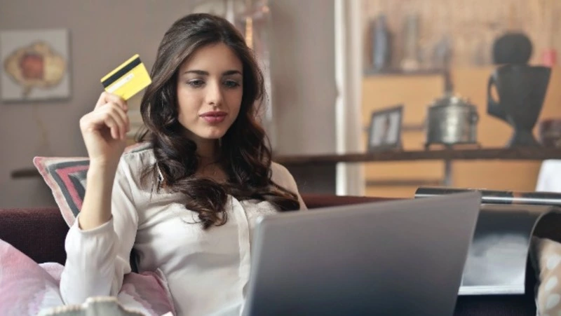 Попавшие под санкции российские банки отключат от SWIFT