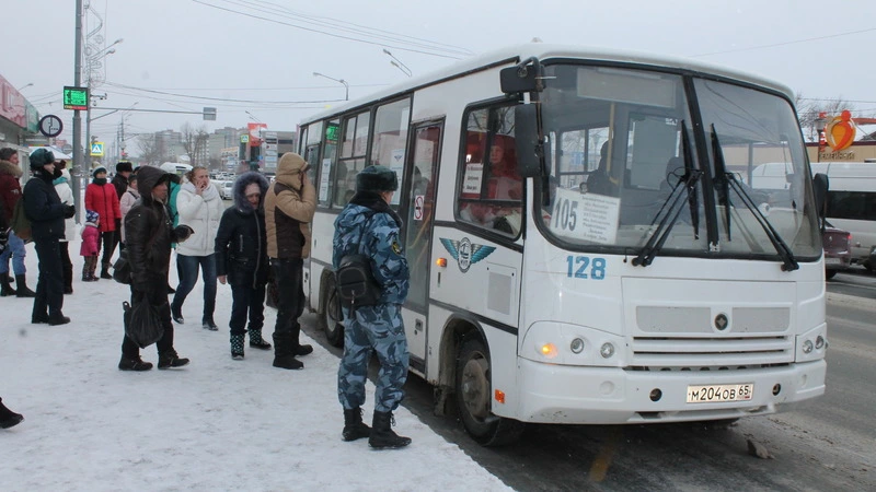 Сахалинцы замерзли на остановке и опоздали на работу из-за 15 снятых с рейсов водителей
