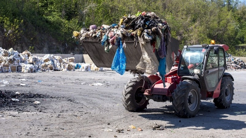 Свалки начали рекультивировать в Синегорске и Аниве