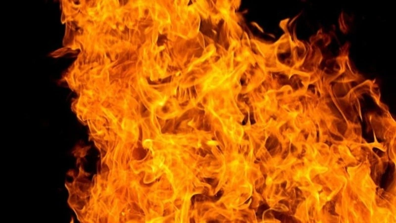 Пожарные потушили вспыхнувший мусор в Холмске вечером 28 марта 