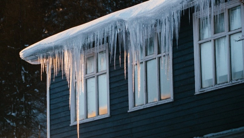 Сотрудники МЧС напомнили жителям Сахалина меры безопасности в сезон сосулек и наледи
