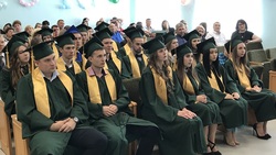 Первые выпускники СахГУ получили диплом Губкинского университета