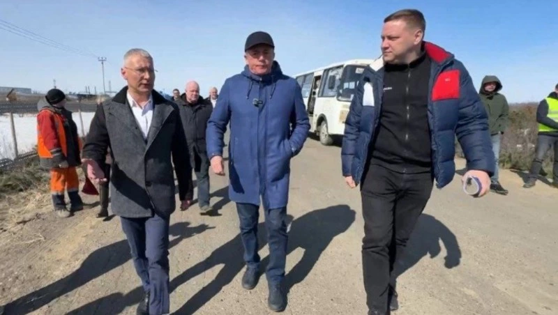 Губернатор Валерий Лимаренко проверил ход работ по ремонту подъездной дороги к аэропорту в Охе 