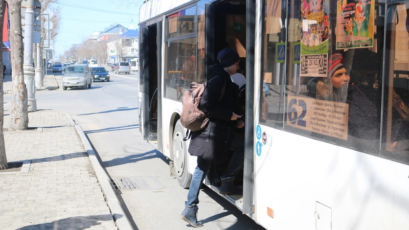 Слишком взрослый школьник и кондуктор поссорились в сахалинском автобусе из-за проездного
