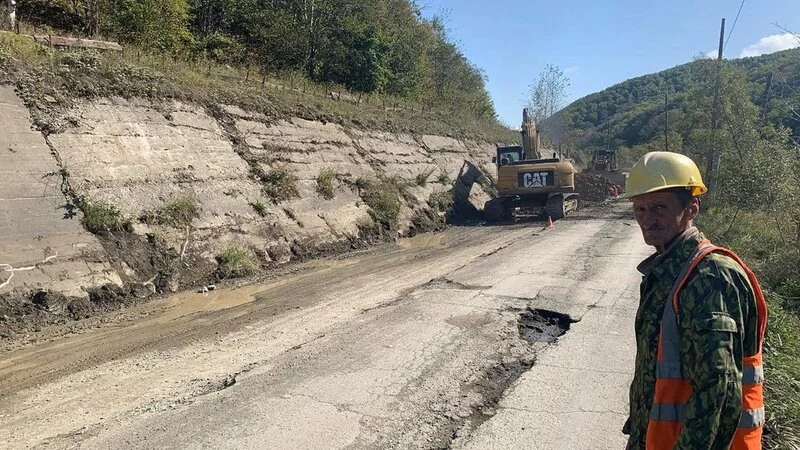Мэр Долинска высказал замечания подрядчикам за медленный ремонт дороги Углезаводск — Быков