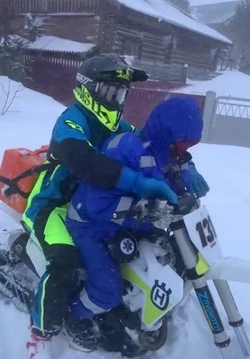 Эндуристы и джиперы помогли медикам добраться до пациентов в метель на Сахалине