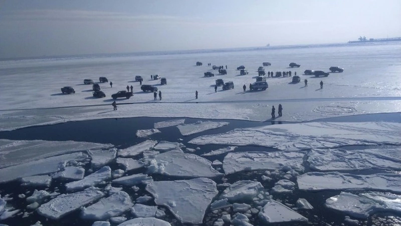 Спасатели обозначили безопасный для рыбаков участок в заливе Мордвинова