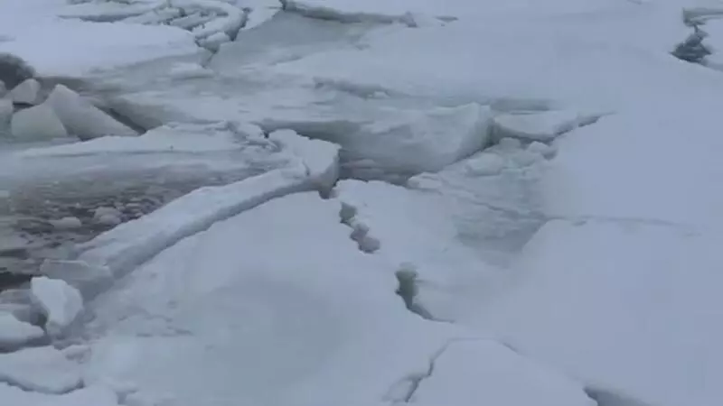 У берегов Сахалина поломало лед. Рыбаки срочно эвакуируются
