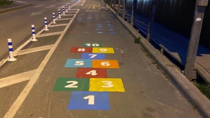 Дети раскрасили яркими рисунками дорогу в школу в Южно-Сахалинске 