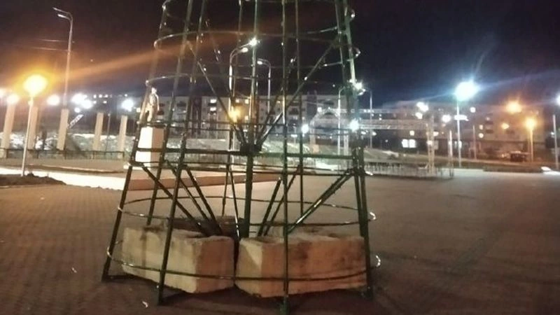 Новогоднюю елку начали устанавливать в Томари