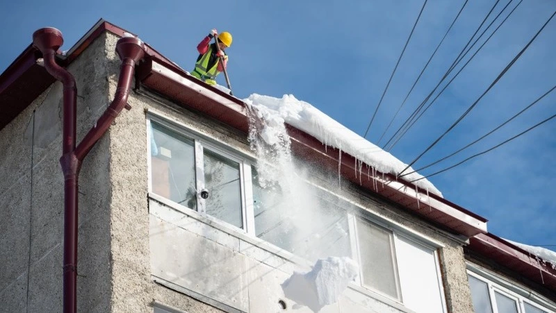 В Южно-Сахалинске отслеживают наледь на крышах с помощью БПЛА