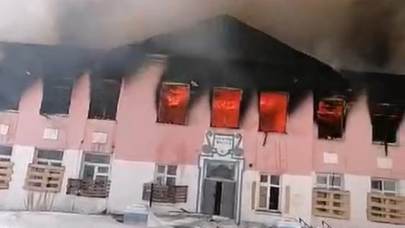 Здание школы полыхает в сахалинском Шахтерске 