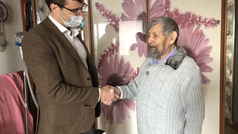 Мэр Анивы поздравил с наступающим Новым годом старейшего ветерана ВОВ