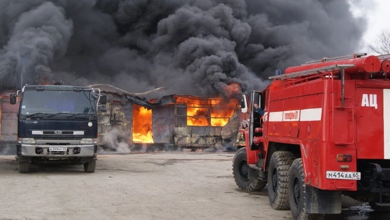 Строение высотой в 1 этаж вспыхнуло в Аниве вечером 4 сентября