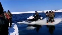 «Корюшка головного мозга»: сахалинцы рисковали снегоходами в трещинах припая
