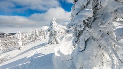 Красивые зимние снимки горы Пушкинской показали сахалинцам