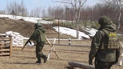 Мотострелки ВВО осваивают навыки передвижения на поле боя на сахалинском полигоне