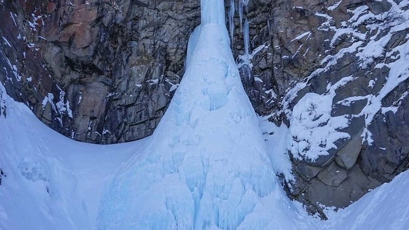 На Камчатке из-за обвала льда погиб турист