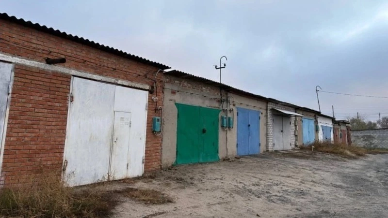 Подросток вскрыл сарай в Холмске и вынес инструменты с топливом