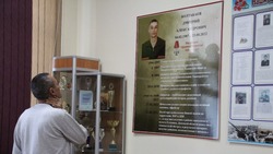В школе Корсаковского района открыли парту и стенд памяти герою СВО