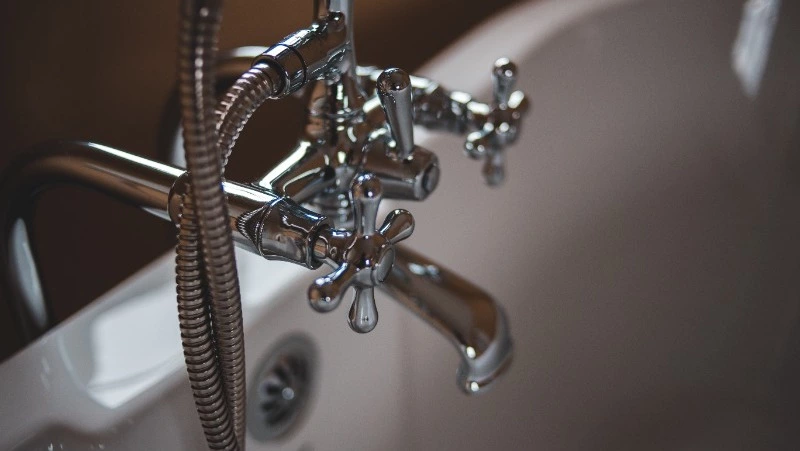 Отсутствие горячей воды после подачи отопления возмутило жителей Южно-Сахалинска