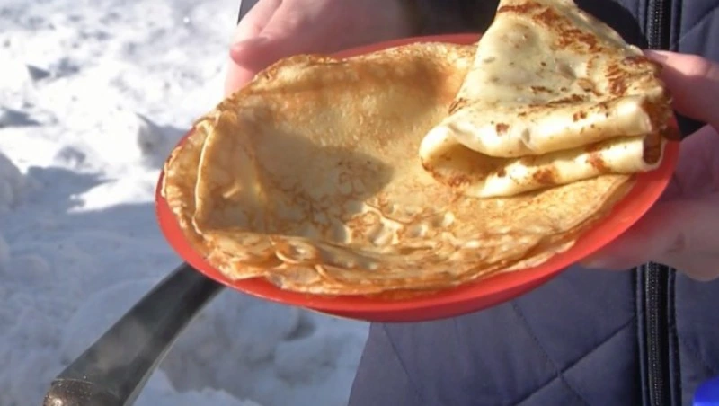 Студенты Сахалина устроили блинную битву в честь Масленицы