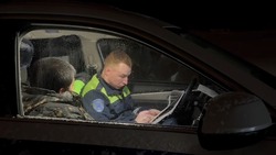 Пьяный гонщик попытался скрыться от инспекторов ДПС Южно-Сахалинска в сугробе 