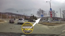 «Не знают правил»: водитель нарушил ПДД при съезде с кольцевого движения в Южно-Сахалинске
