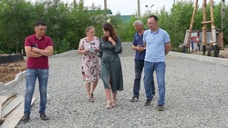 Жители проверили ход строительства новой общественной территории в Аниве