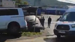 Два микроавтобуса улетели с дороги в ДТП на улице Железнодорожной в Южно-Сахалинске