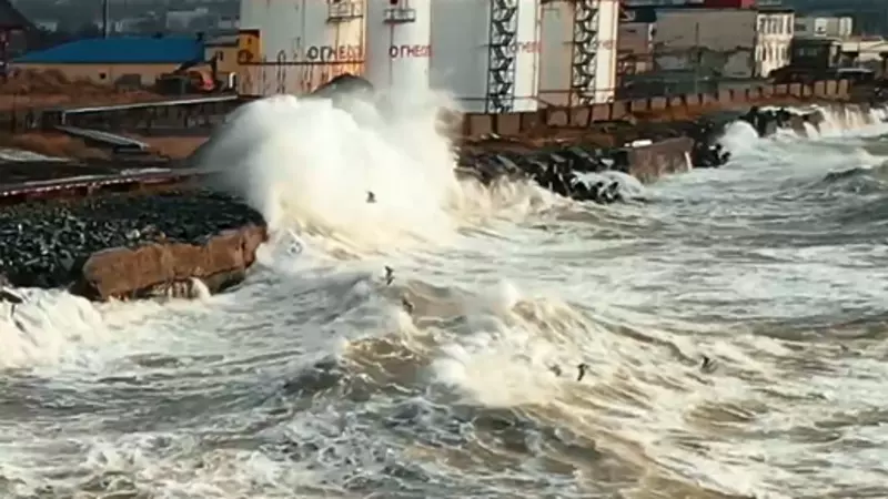 Волны высотой с дом сняли во время циклона на юге Сахалина