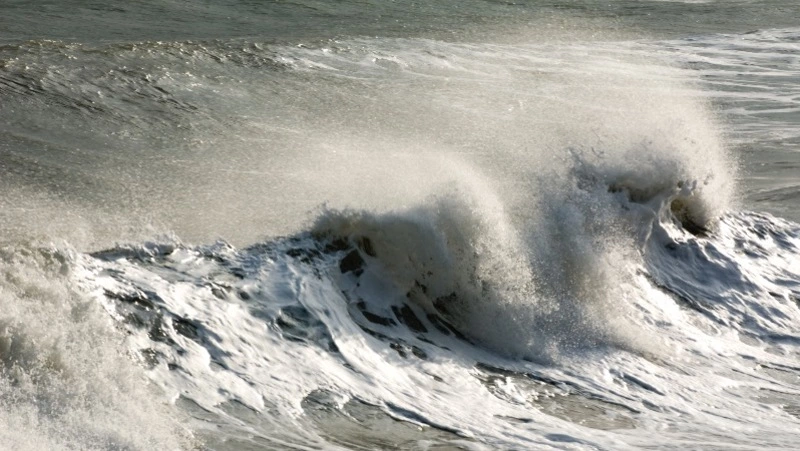 Волны до четырех метров сохранятся у берегов юга Сахалина до утра 10 января