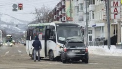 Автобус столкнулся с Subaru напротив универмага «Сахалин» в Южно-Сахалинске