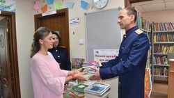 Почти 300 книг жители Сахалина собрали для библиотек Донбасса