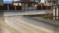 В Южно-Сахалинске строители на спецтехнике растаскали по «Земляничным холмам» грязь