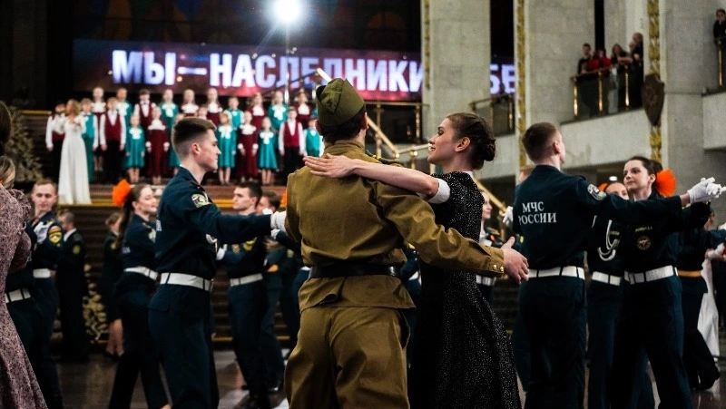 Международный флешмоб «Память хранит имена» объединил тысячи участников в Музее Победы в Москве