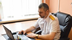 Двое подростков заработали уголовное дело на помощи мошенникам в Холмске