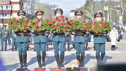 В честь Дня Победы в Южно-Сахалинске возложили гирлянды к Вечному огню