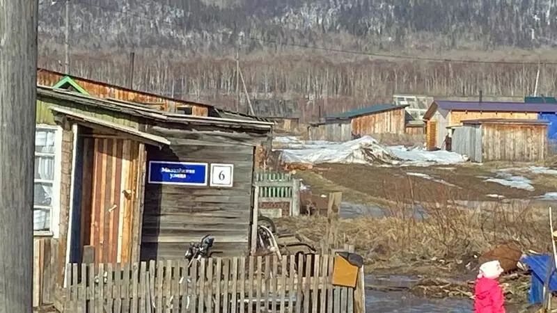 Реки талого снега потекли в огороды и дома жителей Тымовского района