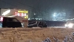 Иномарка врезалась в столб и лишилась капота в Южно-Сахалинске