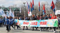 Мир, труд, май: островитяне пешей колонной прошлись по Южно-Сахалинску