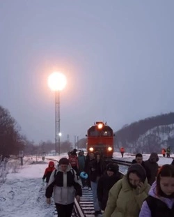 Локомотив пассажирского поезда сошел с рельсов в Долинском районе