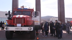Сотрудники МЧС устроили выставку пожарной спецтехники в Южно-Сахалинске