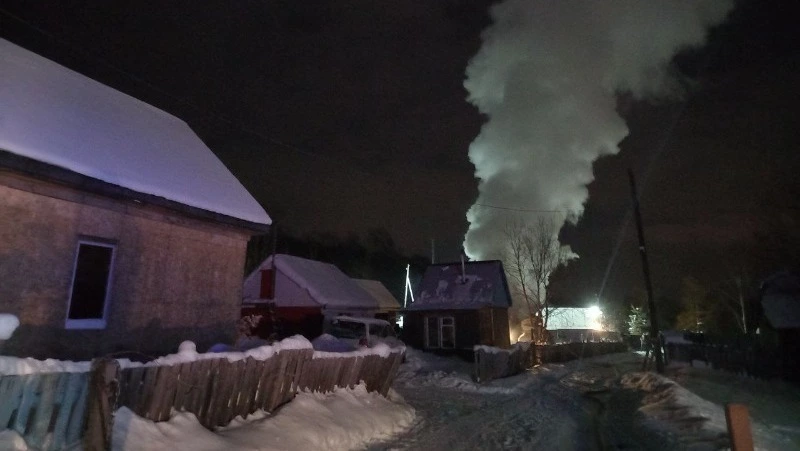 Пожарные Южно-Сахалинска два часа тушили дачу в СНТ