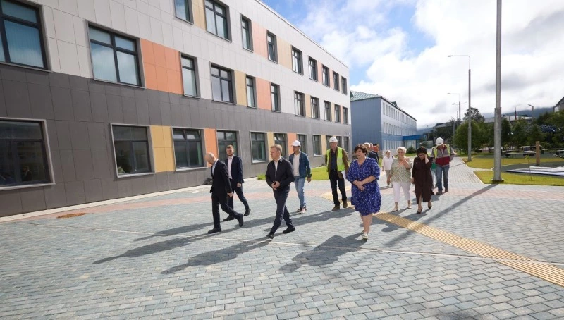 Сергей Надсадин проинспектировал ход строительства дополнительного корпуса школы №30 в Луговом