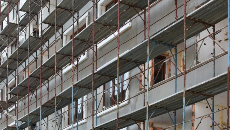 Дом с шаткой стеной в Тымовском отремонтируют раньше срока по поручению губернатора